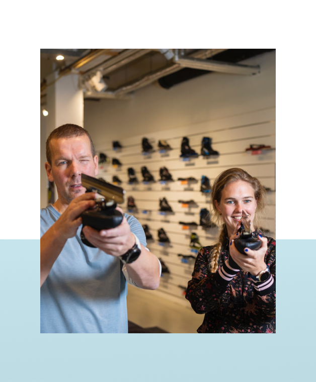 Man en vrouw houden elk een product vast in een winkel.